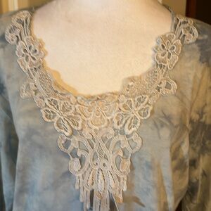 Sky blue&white tie dye type pattern neck has delicate lace V neck gently worn